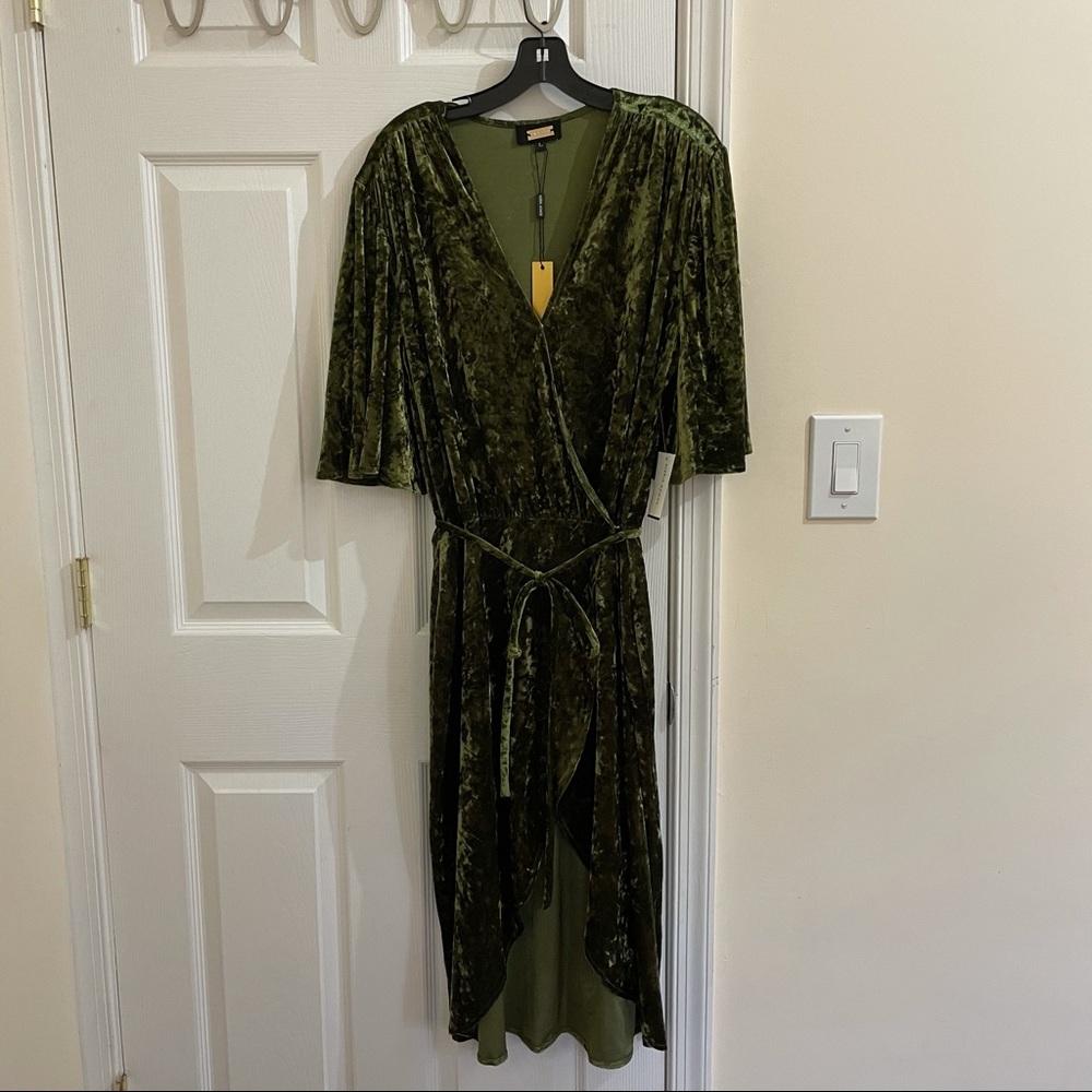 NWT Olive Alexia Admor Velvet Wrap Dress, Large